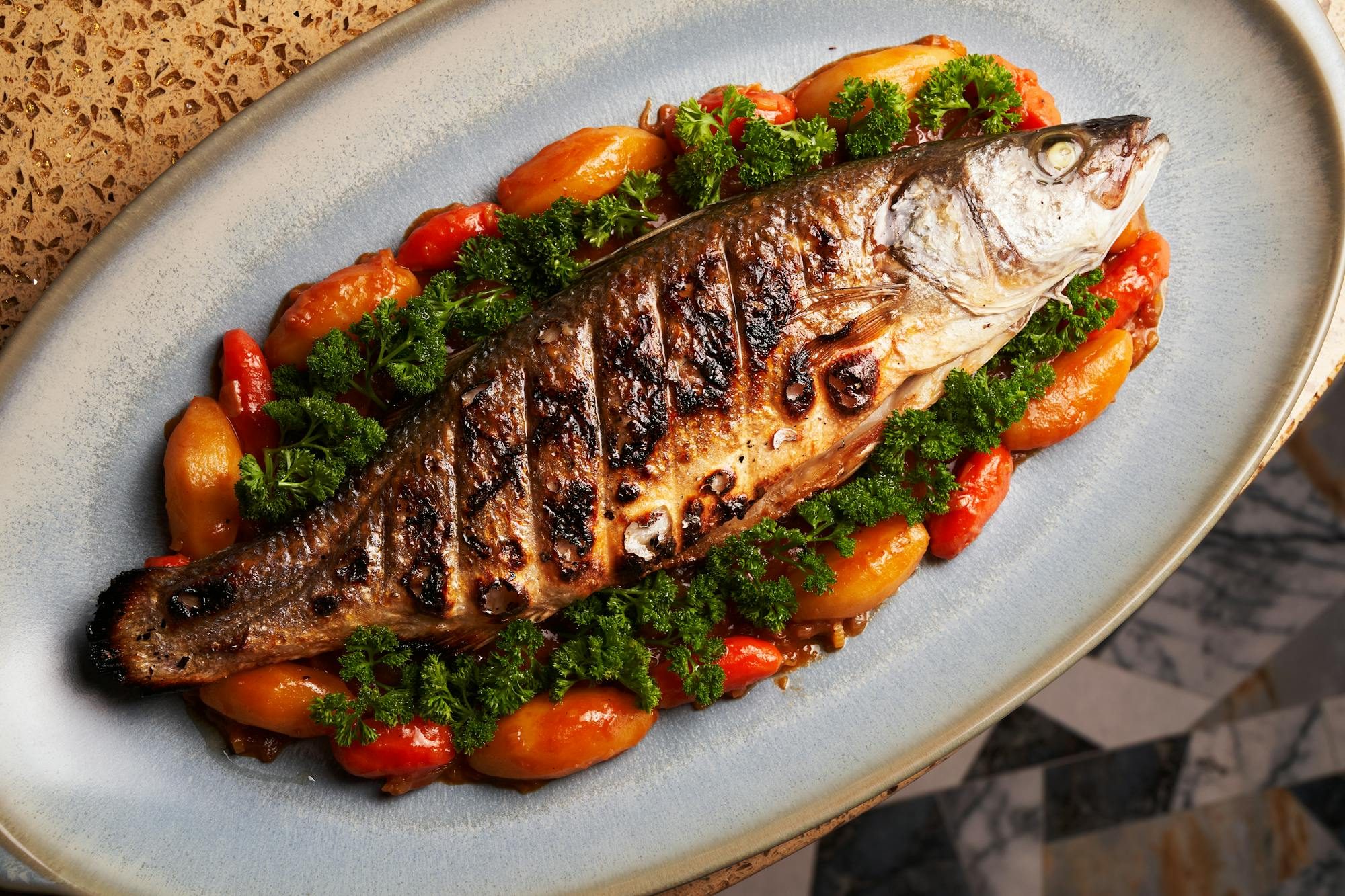 Branzino in crosta di sale — Pescato del giorno, finocchio selvatico, olio nuovo, limone candito.